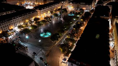 Lizbon 'da Dom Pedro IV Meydanı gecesi. Drone şehrin merkezindeki güzellik merkezini ele geçiriyor. Gökyüzü Aydınlanmış Şehir. Şehir merkezinin dışındaki panoramik şehir. Lizbon Portekiz.