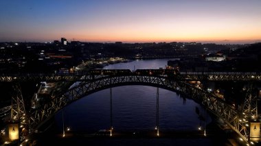 Porto Portekiz 'deki I. Luis Köprüsü. Ünlü Köprü 'de şehir merkezine doğru giden arabalar. Günbatımı Bulutları Şehir Merkezi Şehir Merkezi. Şehir merkezinde Sunset Exterior. Porto Portekiz.