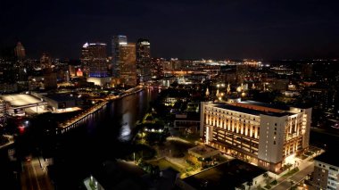 Tampa Florida Birleşik Devletleri 'nde Tampa Skyline. İnanılmaz Skysraper 'lar ve caddedeki trafik yukarıdan izleniyor. Şehir merkezindeki Gece Otobanı Yolu. Dışarıda Gece Ünlü. Tampa Florida.