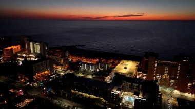 Clearwater Florida 'da Sunset Skyline. Büyüleyici Tropikal Sahne Sahnesi Yukarıdan Görünüyor. Şehir Gökyüzü Bulutları Aydınlatma Şehri. Kasaba Aydınlanması. Clearwater Florida.