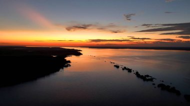 Manaus Amazonas Brezilya 'da renkli günbatımı. Amazon yağmur ormanlarında selin etkilerini yakalıyoruz. Orman Ağaçları Amazon Günbatımı. Amazon Ormanları. Manaus Amazonas.