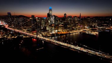San Francisco California 'da Günbatımı Aydınlatma Gecesi. Çağdaş binalarla dolu şehir merkezinin havadan görünüşü. Manzara Gökdelenleri İnşa Etmek İnanılmaz.