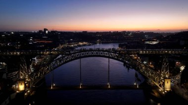 Porto Portekiz 'de Sunset Dom Luis Köprüsü. Şehirdeki Şehir Tren İstasyonu 'nun Ulaşım Merkezi. İnşaat endüstrisi Skyline binaları meşgul. Endüstriyel Şehir Binaları. Porto Portekiz.