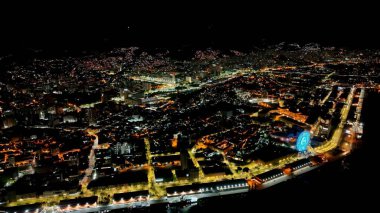 Rio de Janeiro Brezilya 'daki Gece Panoramik Sahil Şehri. Şehir merkezinin modern binalarla dolup taşması. Şehir Gökyüzü Binası Aydınlanmış Şehir. Aydınlatılmış Tarihi Yer. Rio de Janeiro Brezilya.