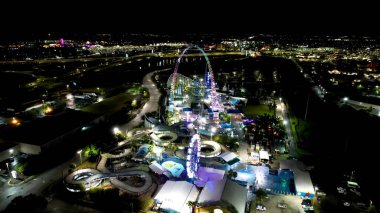Orlando Florida 'daki Renkli Eğlence Parkı. Heyecan verici eğlence parkının havadan görünüşü aile eğlencesi için mükemmel. İnşaat Skyline Kuşlar Manzarası Güzel.