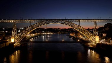 Porto Portekiz 'de Sunset Dom Luis Köprüsü. Arka planda binaları olan şehir tren istasyonunun hava görüntüsü. Aydınlanma Şehir Binası. Kasaba Açık Panoramik. Porto Portekiz.