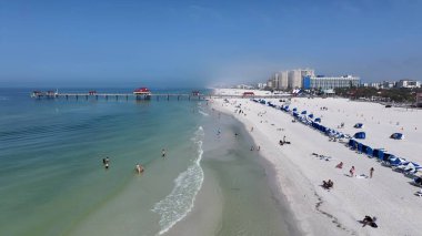 Clearwater Sahili, Clearwater Florida Birleşik Devletleri. Kristal berrak sularla sersemletici sahilin havadan görünüşü. Sahil Bulutları Yaz mevsimi. Coast Outdoor Panning Wide 'da. Clearwater Florida.