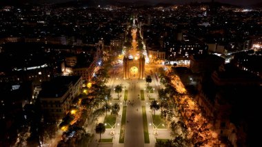 Katalonya Topluluğu Barselona 'da Gece Yayı De Triomf. Yeşilliklerle süslenmiş güzel tasarlanmış bir park. İnşaat Sanayi Peyzajı Yükseliş Binası Muhteşem.