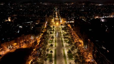 Barcelona Katalonya İspanya 'da Barselona Skyline. Yeşilliklerle süslenmiş güzel tasarlanmış bir park. Şehir merkezindeki Gece Yükseltilmiş Yol. Şehrin yukarısında bir gece. Barselona Katalonya.