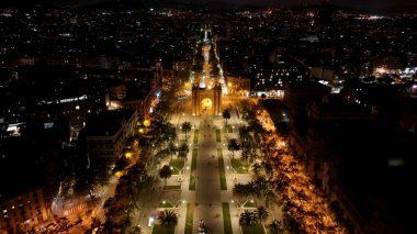 Barselona İspanya 'da Arc De Triomf. Şehir Skyline Modern ve Geleneksel Mimariyi Gösteriyor. Şehir merkezindeki Gece Yükseltilmiş Yol. Dünyanın Şehir Merkezi Şehir Binası Gece Yarısı.