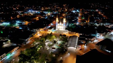 Praia Grande Santa Catarina Brezilya 'daki Aydınlanmış Kilise. Güzel Manzaranın Ortasında Uzun Duran Kilisenin Kuş Gözü Manzarası. Şehir merkezindeki Gece Yükseltilmiş Yol. Gece Panoramik Şehir.