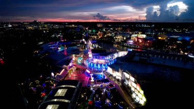 Orlando Florida Birleşik Devletleri 'nde Sunset Universal Orlando. Çeşitli çekicilikleri olan lunapark ve ziyaretçiler eğleniyor. Metropol Peyzaj Binaları Güzel.