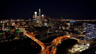 Philadelphia Skyline, Philadelphia Pennsylvania Birleşik Devletleri. Şehir Skyline Modern ve Geleneksel Mimariyi Gösteriyor. Şehir merkezindeki Gökyüzü İnşaatı. Gece Açık Hava Panoramik.