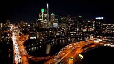 Philadelphia 'da Philadelphia Skyline gecesi, Birleşik Devletler. Çağdaş binalarla dolu şehir merkezinin havadan görünüşü. Gökyüzü Binası Aydınlanmış Şehir.