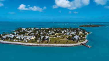 Key West Florida 'daki 7 Mil Köprüsü. Landmark Köprüsü 'nün Hava Görüntüsü Karmaşık Tasarımı Gösteriyor. Sahil Bulutları Yaz mevsimi. Coast Outdoor Panning Wide 'da. Key Batı Florida.