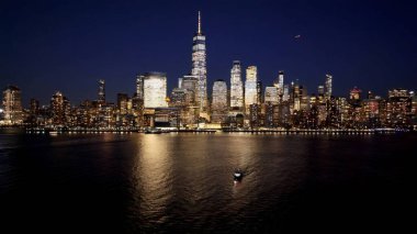 New York Skyline Manhattan 'da New York Birleşik Devletlerinde. Yüksek binaları ve trafiği olan hareketli bir şehrin havadan görünüşü. Şehir merkezindeki Gece Yükseltilmiş Yol. Yukarıdaki Şehir Merkezinde Gece.