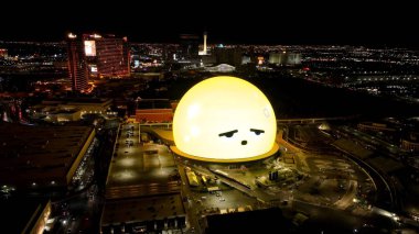 Las Vegas 'taki Gece Küresi Nevada Birleşik Devletleri. Las Vegas 'ın merkezindeki modern binaların havadan görünüşü. Şehir Gökyüzü Binası Aydınlanmış Şehir. Aydınlatılmış Tarihi Yer. Las Vegas Nevada.