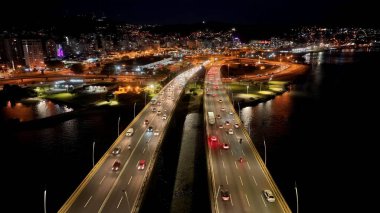 Florianopolis 'teki Şehir Santa Catarina Brezilya' da. Yüksek binaları ve trafiği olan hareketli bir şehrin havadan görünüşü. Şehir merkezindeki Gece Yükseltilmiş Yol.