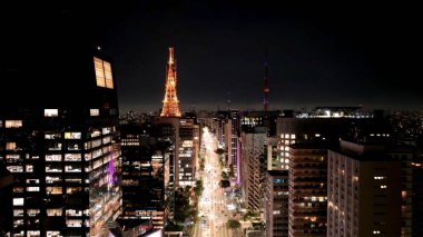 Sao Paulo Brezilya 'nın merkezindeki Paulista Bulvarı' nda. Otobanda yoğun trafiğin nefes kesici hava manzarası var. İnşaat Alanı Yüksek Doğulu Binası Canlı.