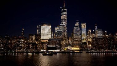Manhattan 'da gece New York Skyline New York Birleşik Devletleri. Yüksek katlı binaların ve şehir yaşamını gösteren trafik gösterilerinin havadan görüntüsü. Şehir Bulutları Yapısı Gökyüzü Aydınlanmış Şehir.