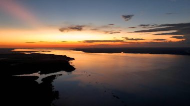Manaus Amazonas Brezilya 'da renkli günbatımı. Sersemletici Nehir, Bereketli Tropikal Yağmur Ormanları 'ndan Geçiyor. Günbatımı Skyline Doğa Ormanları Gölü. Günbatımı Ormanları. Manaus Amazonas.