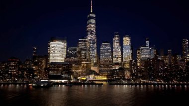 Manhattan 'da gece New York Skyline New York Birleşik Devletleri. Yukarıdan canlı bir şehrin telaş ve koşuşturmasını yakalamak. Şehir Bulutları Yapısı Gökyüzü Aydınlanmış Şehir. Aydınlatılmış Şehir Simgesi.