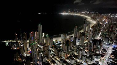 Camboriu 'daki Gece Şehri Santa Catarina Brezilya. Yüksek katlı binaların ve şehir yaşamını gösteren trafik gösterilerinin havadan görüntüsü. Metropolitan Peyzaj Binası. Metropolitan Şehir Binaları Atılgan.