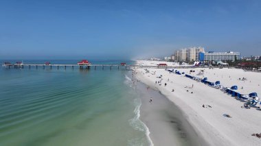 Clearwater Sahili, Clearwater Florida Birleşik Devletleri. Turkuaz Okyanus Dalgaları Tropik Sahile Yavaşça Çarpıyor. Cennet Adası Manzarası Minnettar Güzel. Yaz Zamanı Minnettar Kıyı.