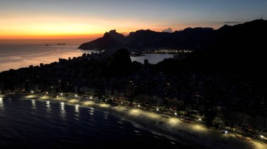 Copacabana Plajı 'ndaki Sunset Plajı Rio De Janeiro Brezilya. Yukarıdan canlı bir şehrin telaş ve koşuşturmasını yakalamak. Günbatımı Cennet Manzarası Huzurlu Muhteşem. Huzurlu Rıhtım Kıyısı.