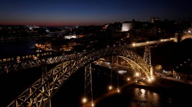 Porto Portekiz 'de Günbatımı I. Luis Köprüsü. Yukarıdan bakıldığında şehrin yükseltilmiş yol köprüsü sembolü. Peyzaj Gökdelenleri İnşa Etmek İnanılmaz. Şehir Endüstri Şirketi. Porto Portekiz.