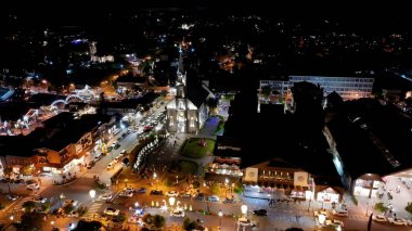 Rio Grande Do Sul Brezilya 'daki Aydınlanmış Kilise. Güzel Manzaranın Ortasında Uzun Duran Kilisenin Kuş Gözü Manzarası. Şehir merkezindeki Gece Otobanı Yolu. Gecenin Dışında Ünlü.