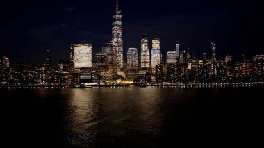 Manhattan 'da gece New York Skyline New York Birleşik Devletleri. Yüksek katlı binaların ve şehir yaşamını gösteren trafik gösterilerinin havadan görüntüsü. Peyzaj Alanı Ticari Binası İnanılmaz.