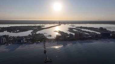 Clearwater Florida 'da Sunrise Skyline. Bereketli bir tropikal sahil manzarasının nefes kesici görüntüsü. Günbatımı Gökyüzü Arkaplanı Şehir Merkezi. Yukarı Şehir Merkezinde Günbatımı.