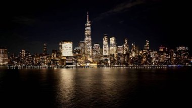 New York 'un merkezinde, Manhattan' da, New York 'ta. Yüksek binaları ve trafiği olan hareketli bir şehrin havadan görünüşü. Altyapı Yapısı: Skyline Ticaret Binası Meşgul.