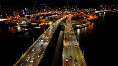 Florianopolis Santa Catarina Brezilya 'daki Gece Trafiği Köprüsü. Highway Road 'un göz kamaştırıcı manzarası yukarıdan görünüyor. Gökyüzü Aydınlanmış Şehir. Şehir dışı Panoramik Şehir.