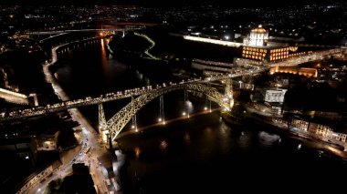 Porto Portekiz 'deki I. Luis Köprüsü. Landmark Köprüsü 'nün Hava Görüntüsü Karmaşık Tasarımı Gösteriyor. Gökyüzü Aydınlanmış Şehir. Şehir merkezinin dışındaki panoramik şehir. Porto Portekiz.