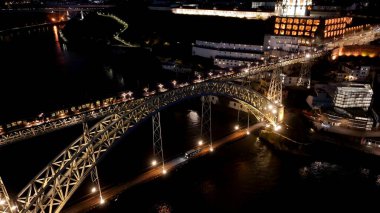 Porto Portekiz 'deki I. Luis Köprüsü. Yukarıdan bakıldığında şehrin yükseltilmiş yol köprüsü sembolü. Şehir merkezindeki Gece Yükseltilmiş Yol. Şehrin yukarısında bir gece. Porto Portekiz.