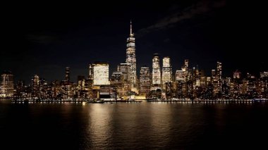 Manhattan 'da gece New York Skyline New York Birleşik Devletleri. Kuşlar, sokaklar ve binalarla çarpıcı şehir manzarasına bakıyor. Gökyüzü Aydınlanmış Şehir. Şehir dışı Panoramik Şehir.