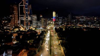 Kolombiya 'nın Bogota Bölgesi' ndeki Colpatria Kulesi. Fütürist Gökdelen şehir merkezinin üzerinde yükseliyor. Şehir merkezindeki Gece Yükseltilmiş Yol. Gece Panoramik Şehir.