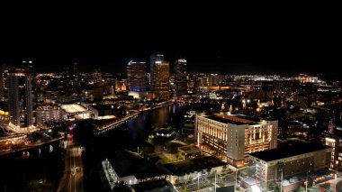 Tampa Florida 'da Tampa' da bir gece. Yukarıdan canlı bir şehrin telaş ve koşuşturmasını yakalamak. Metropolitan Peyzaj Binası. Metropolitan Şehir Binaları Atılgan.