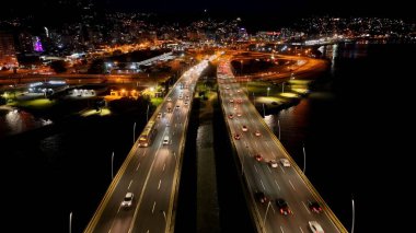 Florianopolis Santa Catarina Brezilya 'da gece gökyüzü. Yukarıdan bakıldığında şehrin yükseltilmiş yol köprüsü sembolü. Şehir merkezindeki Gece Yükseltilmiş Yol. Yukarıdaki Şehir Merkezinde Gece.
