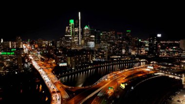 Philadelphia 'da Philadelphia Skyline gecesi, Birleşik Devletler. Yukarıdan canlı bir şehrin telaş ve koşuşturmasını yakalamak. İnşaat Sanayi Peyzajı Ticari Binası Canlı.