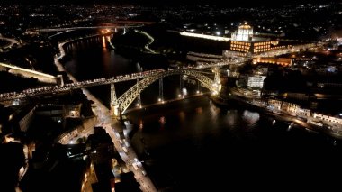 Porto Portekiz 'deki Gece Demir Köprüsü. Şehir merkezindeki Urban Scene of Railway Tren İstasyonu. Şehir Gökyüzü Binası Aydınlanmış Şehir. Aydınlatılmış Tarihi Yer. Porto Portekiz.