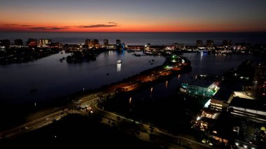 Clearwater Florida 'da Sunset Skyline. Kristal berrak sularla sersemletici sahilin havadan görünüşü. Günbatımı Bulutları Şehir Merkezi Şehir Merkezi. Şehir merkezinde Sunset Exterior. Clearwater Florida.