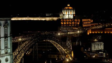 Portekiz 'de Dom Luis Köprüsü. Arka planda binaları olan şehir tren istasyonunun hava görüntüsü. Şehir merkezindeki Gece Yükseltilmiş Yol. Gece Panoramik Şehri. Dünyanın Gece Şehirleri.