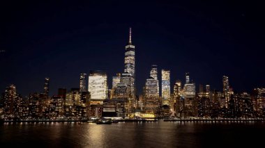 Manhattan 'da gece New York Skyline New York Birleşik Devletleri. Kuşlar, sokaklar ve binalarla çarpıcı şehir manzarasına bakıyor. İnşaat Alanı Yüksek Doğulu Binası Canlı.