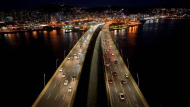 Florianopolis Santa Catarina Brezilya 'da gece gökyüzü. Köprü, şehrin karşısındaki trafik akışının görüntüsünü veriyor. Şehir merkezindeki Gece Yükseltilmiş Yol. Gece Panoramik Şehir.