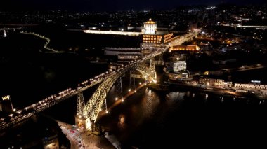 Porto Portekiz 'deki I. Luis Köprüsü. Köprü, şehrin karşısındaki trafik akışının görüntüsünü veriyor. Metropolitan Peyzaj Binası. Metropolitan Şehir Binaları, Atılgan. Porto Portekiz.