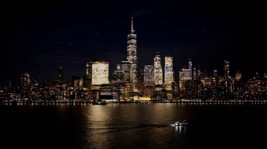 Manhattan 'da gece New York Skyline New York Birleşik Devletleri. Kuşlar, sokaklar ve binalarla çarpıcı şehir manzarasına bakıyor. Peyzaj Alanı Ticari Binası İnanılmaz.