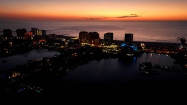 Clearwater Florida 'da renkli günbatımı. Yüksek katlı binaların ve şehir yaşamını gösteren trafik gösterilerinin havadan görüntüsü. Sunrise Horizon Sahili Denizi. Sunrise Outdoor Seyahat. Clearwater Florida.